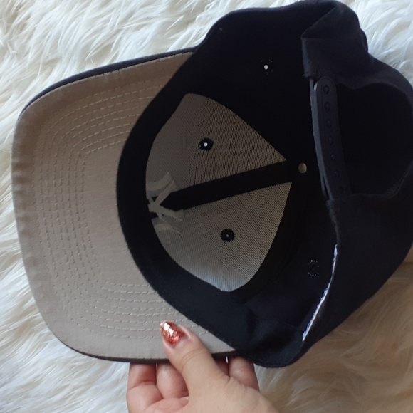New York Yankees Iconic Black Baseball Snapback Cap Logo 7 - Picture 8 of 9